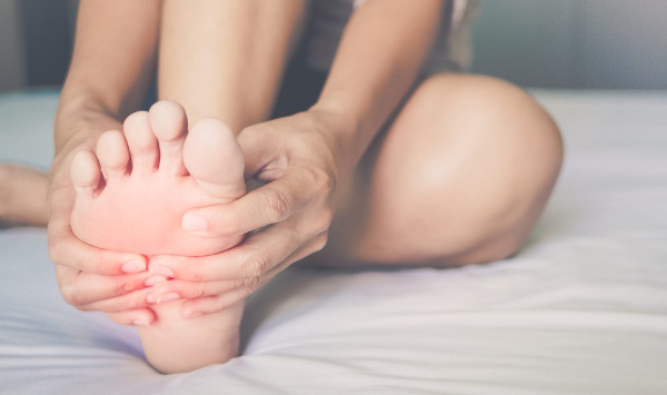 Sente dores nos pés ao acordar?